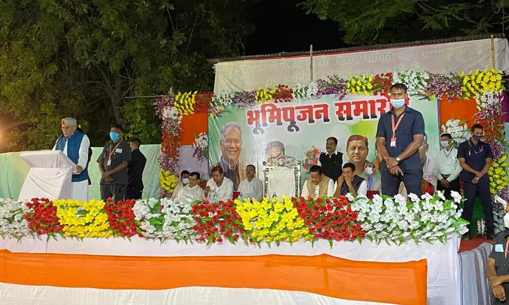 हुडको पहुंचे सीएम भूपेश बघेल, विधायक देवेंद्र ने हुडकों की रजिस्ट्री की समस्या को लेकर सौंपा अभ्यावेदन.... मुख्यमंत्री भुपेश ने कहा- जल्दी मिलेगा मालिकाना हक