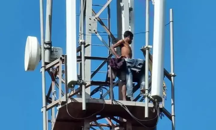 टॉवर पर चढ़ा युवक.. मचाई आफ़त: परिजनों और पुलिस ने मिलकर समझाइश देकर उतारा...