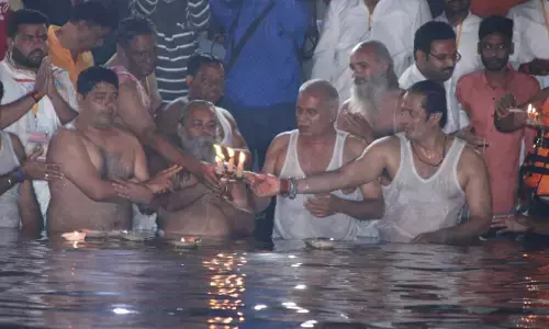 वीडियो CM ने लगाई डुबकी: मुख्यमंत्री भूपेश ने कार्तिक पूर्णिमा पर किया पवित्र स्नान , महादेव मंदिर में जलाभिषेक कर की पूजा-अर्चना, खारुन नदी के किनारे रिवरफ्रंट के निर्माण की घोषणा की