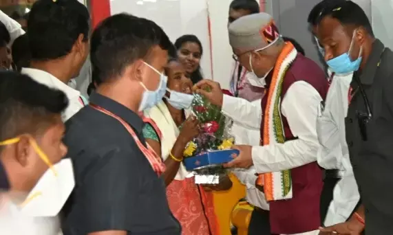 मुख्यमंत्री भूपेश बघेल ने सफ़ाई कर्मियों को एयरपोर्ट पर मिठाई खिलाकर किया अभिनंदन, बांटी पुरस्कार की खुशियां