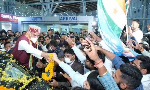 एयरपोर्ट पर मुख्यमंत्री का गर्मजोश स्वागतः पुरस्कार लेकर रायपुर लौटे सीएम भूपेश का भव्य स्वागत में ढोल-नगाड़ों से गूंज उठा एयरपोर्ट