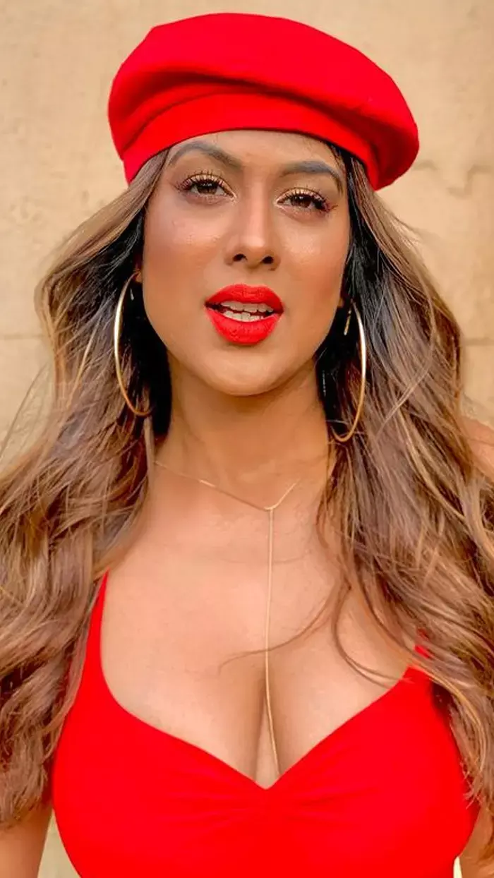 लाल ड्रेस में बेहद हॉटनेस लगीं निया शर्मा