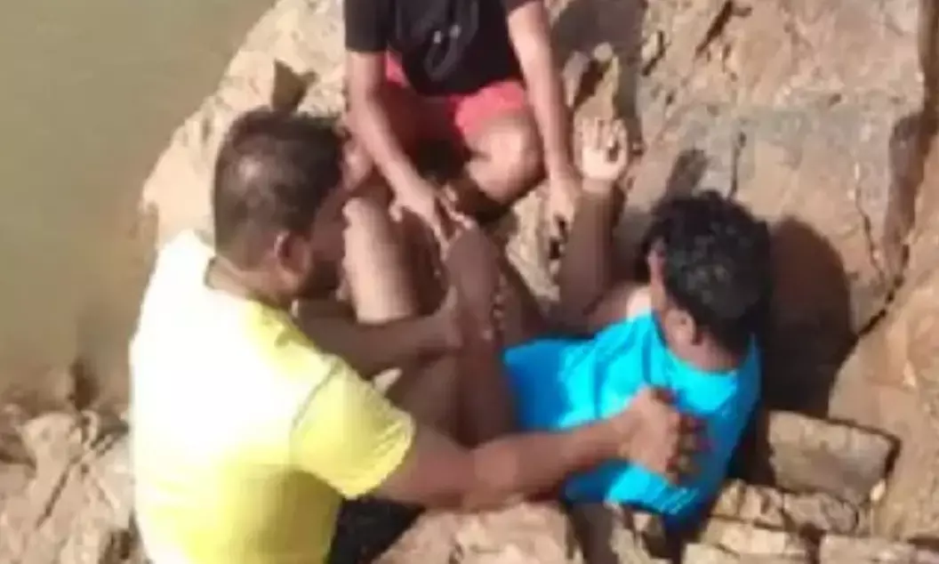 दो शिक्षक डूबे: पिकनिक मनाने गए शिक्षकों में दो टीचर नदी में डूबे, एक को निकाला गया,वहीँ साथी शिक्षक को बचाने के चक्कर में दूसरा शिक्षक खुद हुआ लापता...