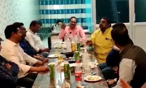 VIDEO : यूपी पर ये तो सुना है -वीरों की धरती जवानों का देश पर क्या ये मौज भरा गीत आपने सुना है.. सुनिए और मुस्कुराइए..