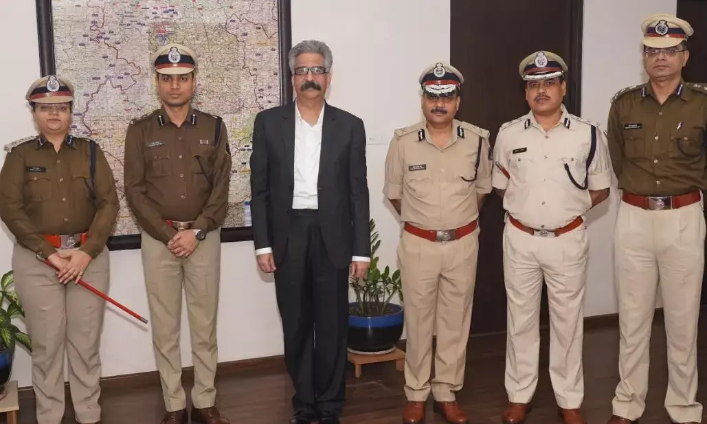 तस्वीरें: IPS प्रमोशन के बाद DGP ने अफसरों को लगाए Stars , प्रशांत और पारुल SP से  हुए अब SSP