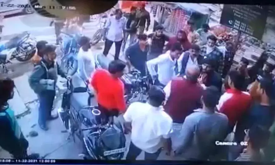 BJP नेता को दौड़ा-दौड़ाकर लात-घूंसों से पीटा: तमाशा देखती रही पुलिस, गिरफ्तारी की मांग को लेकर धरने पर बैठे विधायक...