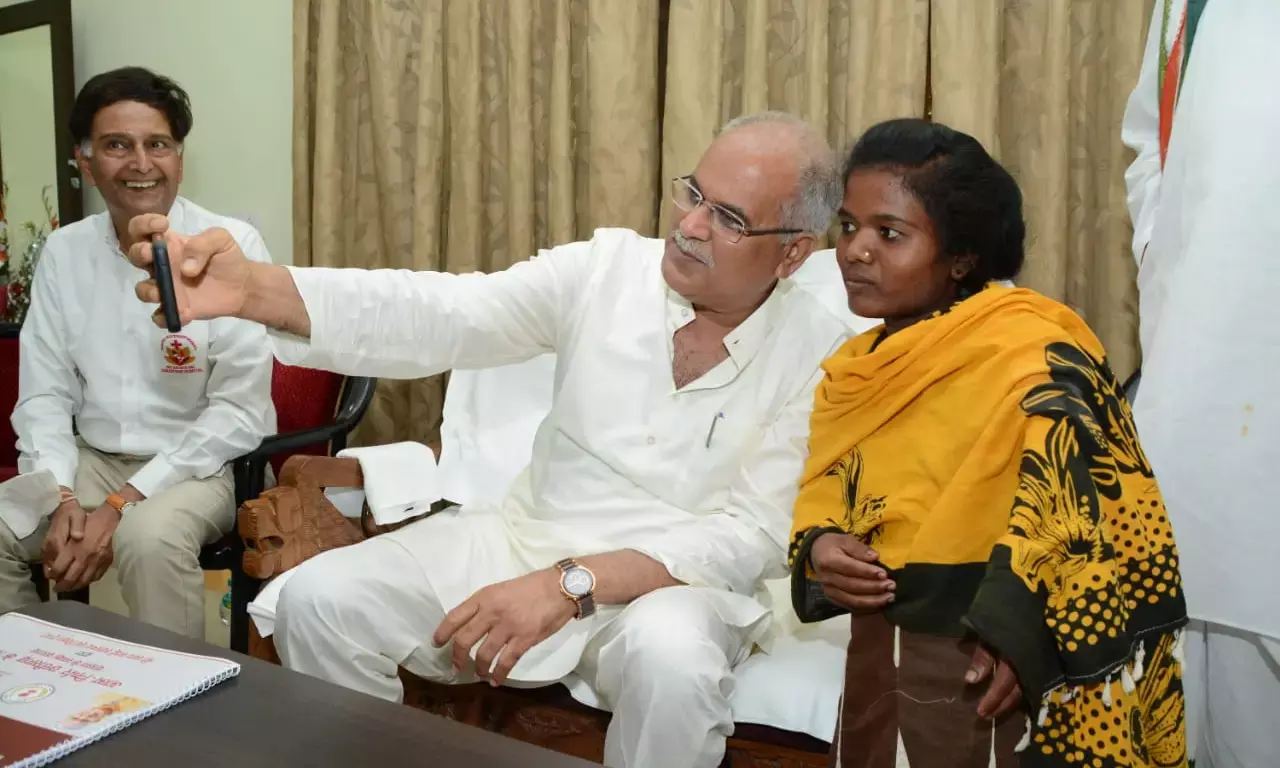 छोटे कद की सोमारी के बड़े हौसले से सीएम भूपेश इस कदर प्रभावित हुए कि न केवल नया स्मार्ट मोबाइल भेंट किया बल्कि उसे ऑपरेट करना सिखाया भी