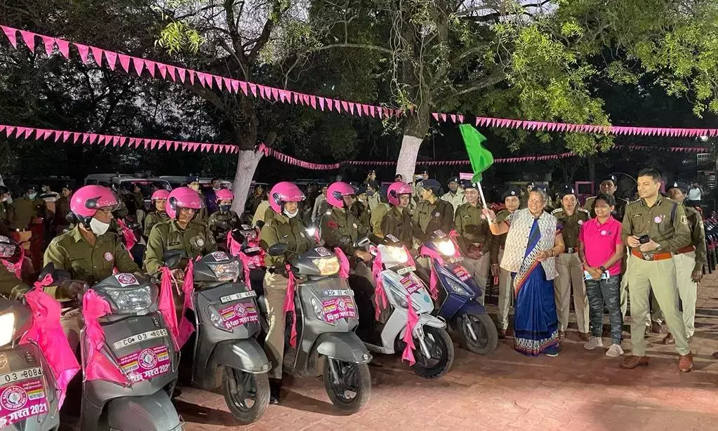 पिंक गश्त: रायपुर पुलिस की अभिनव पहल.... महिला पुलिस रायपुर की महिलाओं को अपराधों से बचने के लिए बताएँगी सेफ़्टी टिप्स