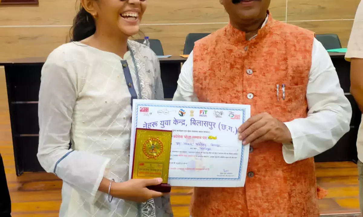 एमबीए छात्रा आकृति शर्मा को कोरोना योद्धा पुरस्कार, सांसद अरुण साव ने किया सम्मानित