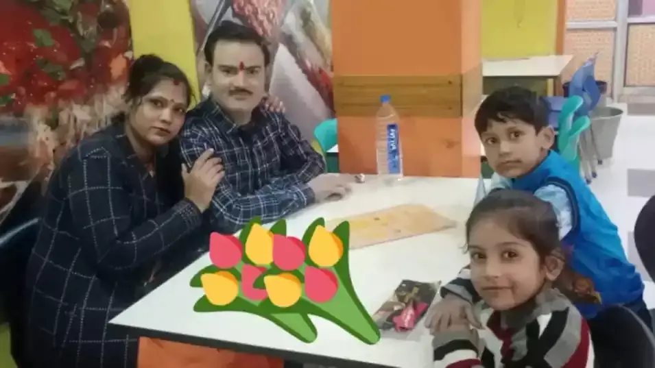 एक ही परिवार के चार की मौत: घटना से पहले परिवार के साथ खिंचवाई थी फ़ोटो...फिर शादी से घर लौटते वक़्त कार को तेज रफ्तार ट्रक ने मारी जोरदार टक्कर...पति-पत्नी व बच्चों सहित की मौत...