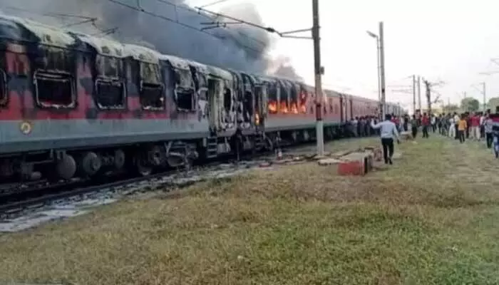 VIDEO-चलती ट्रेन में लगी भीषण आग:  दुर्ग जा रही सुपरफास्ट एक्सप्रेस के एसी कोचों में लगी आग...यात्रियों ने ट्रेन से कूदकर बचाई अपनी जान...