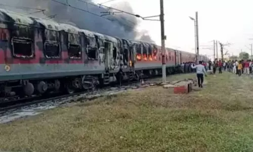 VIDEO-चलती ट्रेन में लगी भीषण आग:  दुर्ग जा रही सुपरफास्ट एक्सप्रेस के एसी कोचों में लगी आग...यात्रियों ने ट्रेन से कूदकर बचाई अपनी जान...