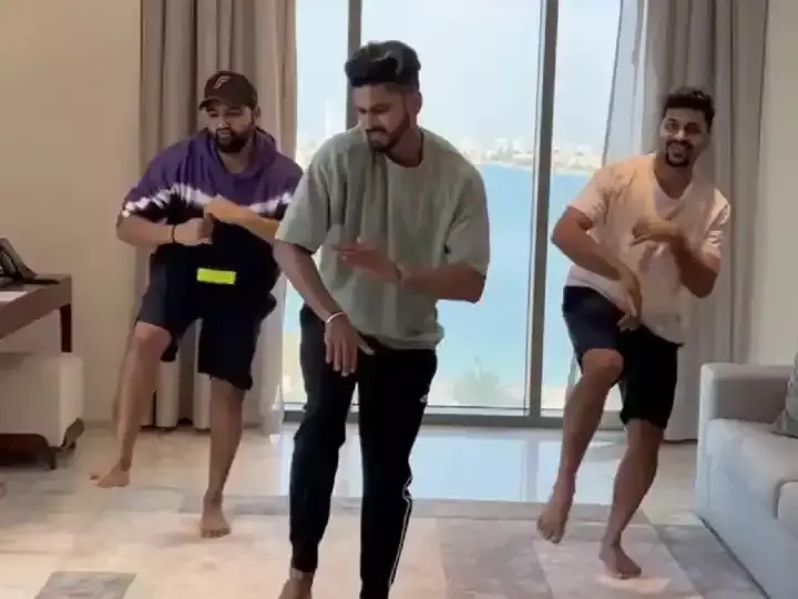 इस गाने पर श्रेयस के साथ रोहित-शार्दुल ने किया जबरदस्त डांस... अनोखे अंदाज में टी-20 कप्तान ने दी डेब्यू शतक की बधाई...देखें वीडियो
