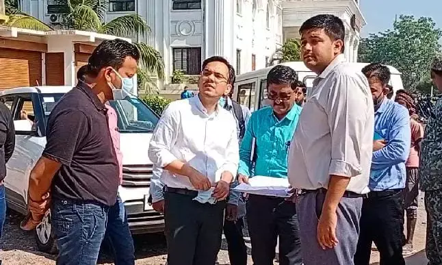 कलेक्टर सौरभ कुमार ने रायपुर स्मार्ट सिटी लि. द्वारा निर्मित किए जा रहे स्मार्ट सड़कों का किया निरीक्षण