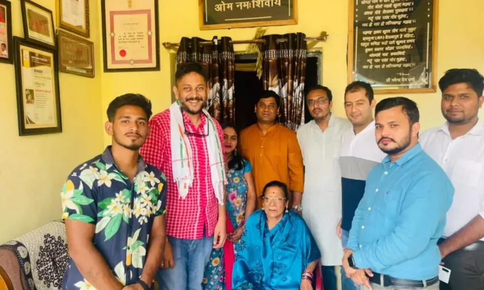 तीजन बाई ने प्रोफेशनल कांग्रेस की सदस्यता ली, क्षितिज चन्द्राकर ने दिलाई सदस्यता....