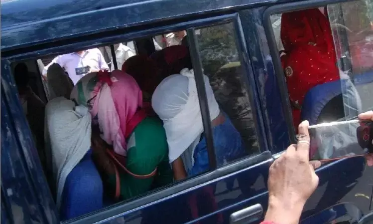 होटल में रंगरलियां मना रहे लड़के-लड़कियां गिरफ्तार...ओयो होटल में चल रहा था सेक्स रैकेट, छापेमारी कर पुलिस ने 11 को दबोचा... दो पुलिसकर्मी भी सस्पेंड