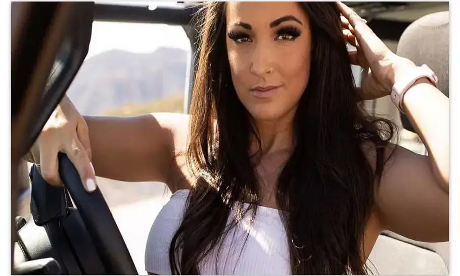 स्टूडेंट को अपना न्यूड फोटो भेजकर कार में बुलाती थी टीचर, फ़िर एक दिन ऐसे खुली पोल.