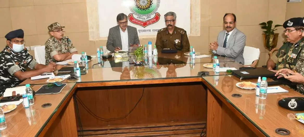 PHQ में बड़ी बैठकः चार महीने में नक्सलियों को खदेड़ने रणनीति पर चर्चा, केंद्रीय सुरक्षा सलाहकार विजय कुमार भी थे मौजूद