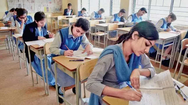 परीक्षा हॉल में सिर्फ 22 बच्चेः ओमिक्रॉन के खौफ के बीच 10वीं का फर्स्ट टर्म एग्जाम शुरू, सीबीएसई ने जारी की गाइडलाइन, एक कमरे में बैठेंगे सिर्फ 22 परीक्षार्थी