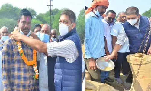 चीफ सिकरेट्री अमिताभ जैन उतरे मैदान में...खरीदी केंद्र पहुंचकर किसानों को माला पहनाकर स्वागत किया...धान तौला, खरीदी केंद्रों में पूजा-अर्चना