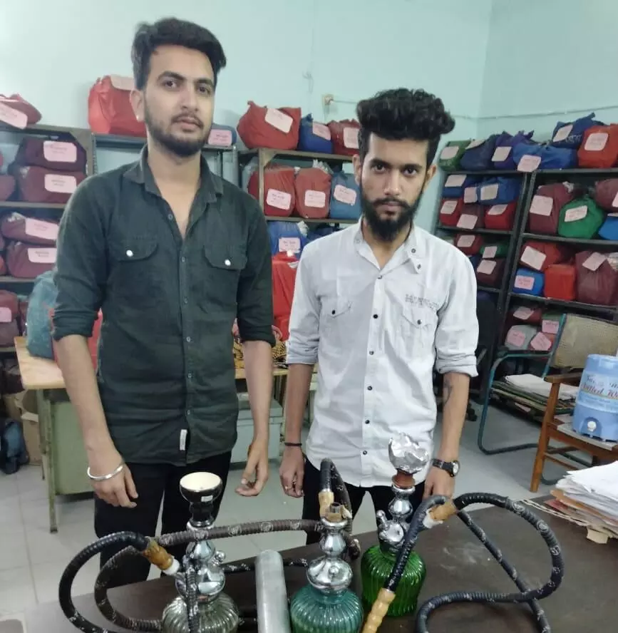 आधी रात कैफे में हुक्का पीने वाले 6 गिरफ्तार, हुक्का पिलाने वाले दो कैफे संचालक भी पकड़ाए आधी रात कैफे में हुक्का पीने वाले 6 गिरफ्तार, हुक्का पिलाने वाले दो कैफे संचालक भी पकड़ाए