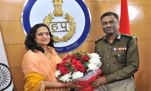 तेजतर्रार IPS भगवा वस्‍त्र पहन पहुंचीं ऑफिस... अब वृंदावन में होंगी भक्ति में लीन