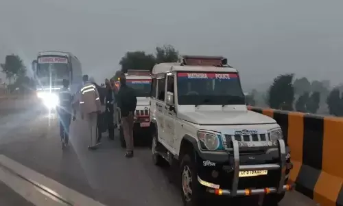 4 पुलिसकर्मियों समेत पांच की मौत: एक्सप्रेस-वे पर भीषण सड़क हादसा, युवती के अपहरणकर्ताओं को पकड़ने जा रहे पुलिसकर्मियों की बोलेरो डिवाइडर से टकराई ...