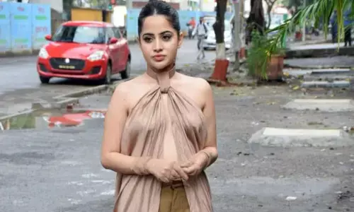 VIDEO: उर्फी जावेद ने पहनी ऐसी ड्रेस:भड़के यूजर्स ने कहा- घर की चादर लपेटकर आ गई क्या?...Photos में दिखा Bold लुक...