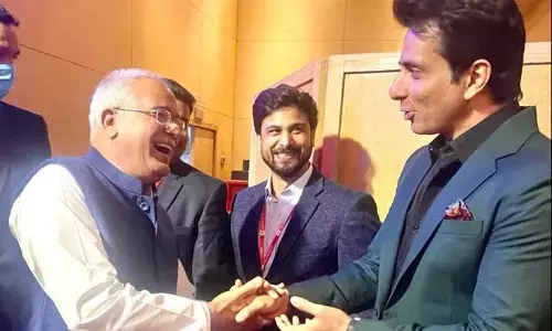 जब  मुख्यमंत्री भूपेश बघेल ने एक्टर सोनू सूद को दी ऐसी सलाह...कि दोनों ठहाके मार कर हंसने लगे.... सोनू सूद बोले – आप....