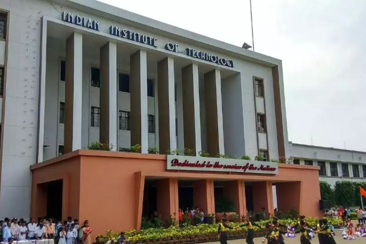 आईआईटी प्लेसमेंट का नया रिकार्डः 2.40 करोड़ के सेलरी पैकेज के साथ आईआईटी खड़गपुर ने बनाया नया रिकार्ड....1100 प्लेसमेंट, दिल्ली आईआईटी के स्टूडेंट्स को 400 नौकरियों के ऑफर