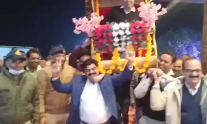 SP की ऐसी विदाईः आमेजन के खिलाफ एफआईआर दर्ज करवाने वाले एसपी की फूलों से सजी डोली में जवानों ने दी विदाई,