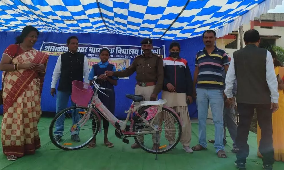 कभी खुद शिक्षाकर्मी रहे इस IPS ने गरीब छात्रा को दिलाई साईकिल, अब 14 किलोमीटर पैदल स्कूल नहीं जाएगी 8वीं की छात्रा जंयती