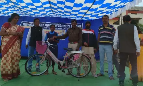 कभी खुद शिक्षाकर्मी रहे इस IPS ने गरीब छात्रा को दिलाई साईकिल, अब 14 किलोमीटर पैदल स्कूल नहीं जाएगी 8वीं की छात्रा जंयती