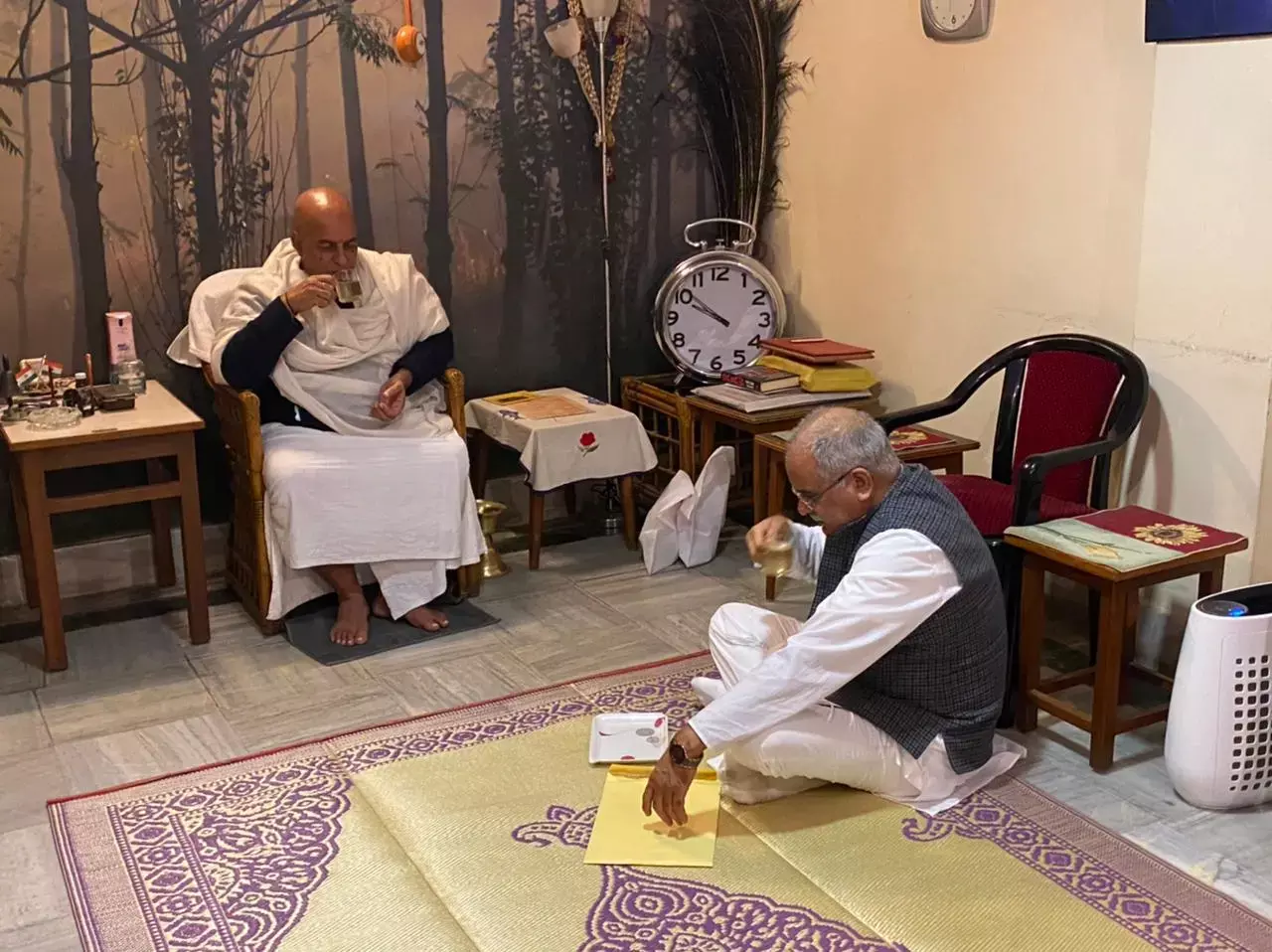 एयरपोर्ट से CM भूपेश सीधे पहुंचे अघोरेश्वर भगवान राम आश्रम, बाबा संभव राम से लिए आशीर्वाद