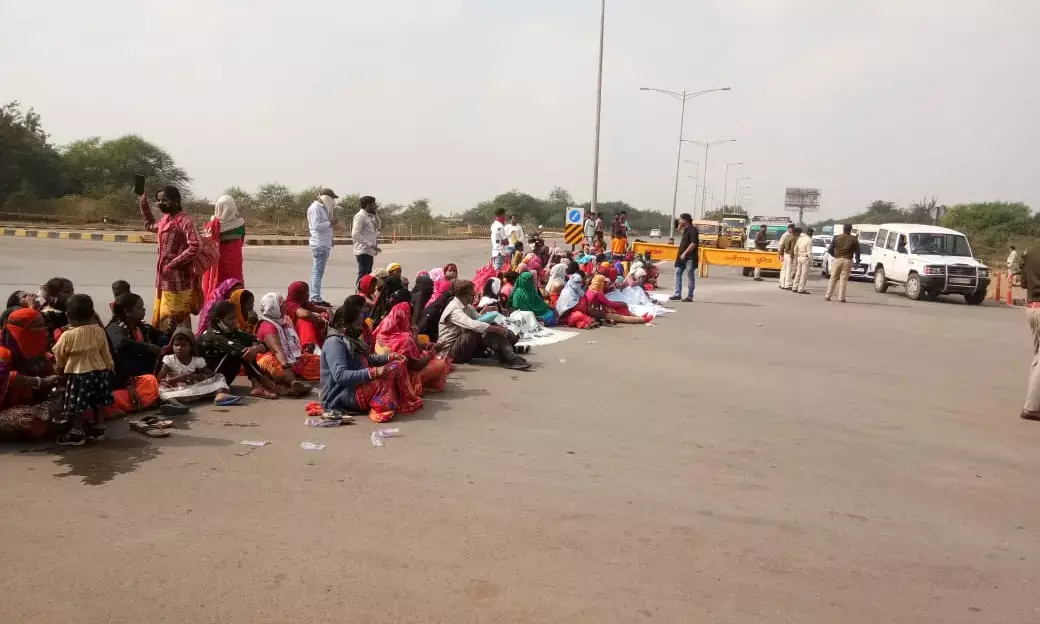 अभी-अभीः नया रायपुर में पुलिस परिवार ने रास्ता रोका, मंत्रालय, पीएचक्यू के अफसर भी फंसे, पुलिस ने गांव से डायवर्ट किया ट्रैफिक