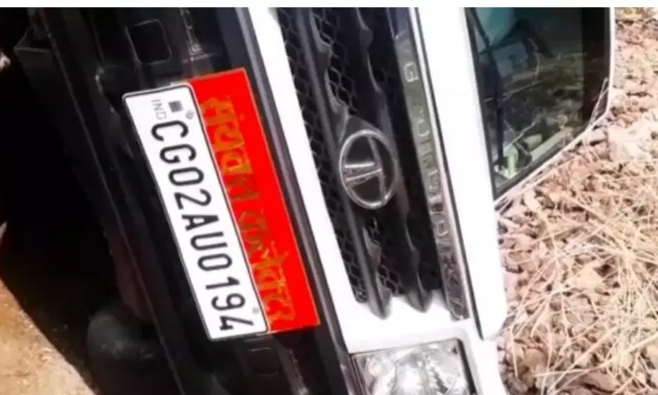 ज्वाइंट कलेक्टर की गाड़ी पुल से गिरी, संयुक्त कलेक्टर को कराया गया अस्पताल में भर्ती