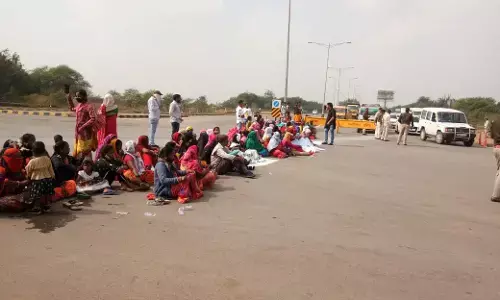 अभी-अभीः नया रायपुर में पुलिस परिवार ने रास्ता रोका, मंत्रालय, पीएचक्यू के अफसर भी फंसे, पुलिस ने गांव से डायवर्ट किया ट्रैफिक