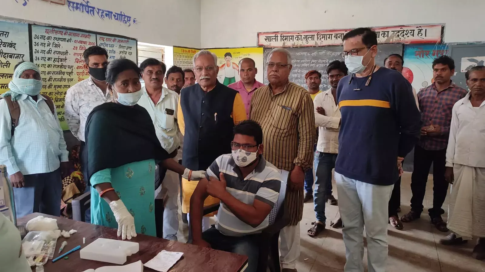बलौदाबाजार का रिकार्डः 1 ही दिन में 1 लाख से अधिक लोगो ने लगवाया कोविड का टीका, चुनाव की तरह टीकाकरण केंद्रों में लगी लंबी कतारें