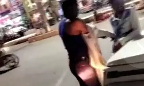 कांस्टेबल का हुड़दंग-वीडियो: बीच सड़क पर वर्दी उतार जमकर मचाया उत्पात... बुजुर्ग से की मारपीट