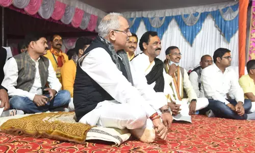 संतों के कार्यक्रम में जब CM भूपेश आसन पर न बैठकर जमीन पर बैठ गए
