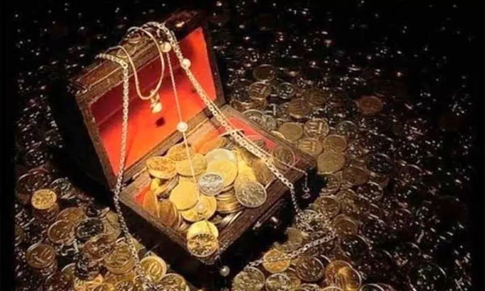 प्लंबर को मिला 4 करोड़ रुपये का खजाना... चर्च के बाथरूम में थी सीक्रेट दीवार, रातोंरात बन गया अमीर