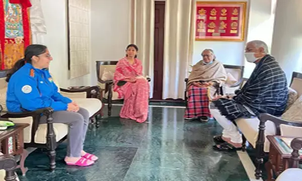 शहीद CDS बिपिन रावत के घर पहुँचे मंत्री सिंहदेव : स्व़ मधुलिका राजे रावत के मायके पक्ष से गहरे रिश्ते हैं सिंहदेव के.. जताई शोक संवेदना