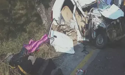 CG-दर्दनाक हादसे में चार की मौत: तेज रफ्तार ट्रक ने कार को मारी जोरदार टक्कर...चार की मौत....सभी एक कार में सवार होकर कवर्धा से निकले थे मध्यप्रदेश के लिए