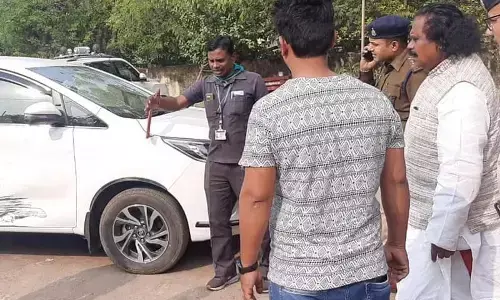 VIDEO-बीजेपी नेता नंदकुमार साय की गाड़ी का एक्सीडेंट, रायपुर में एक कार्यक्रम में शामिल हो कर जा रहे थे अम्बिकापुर...