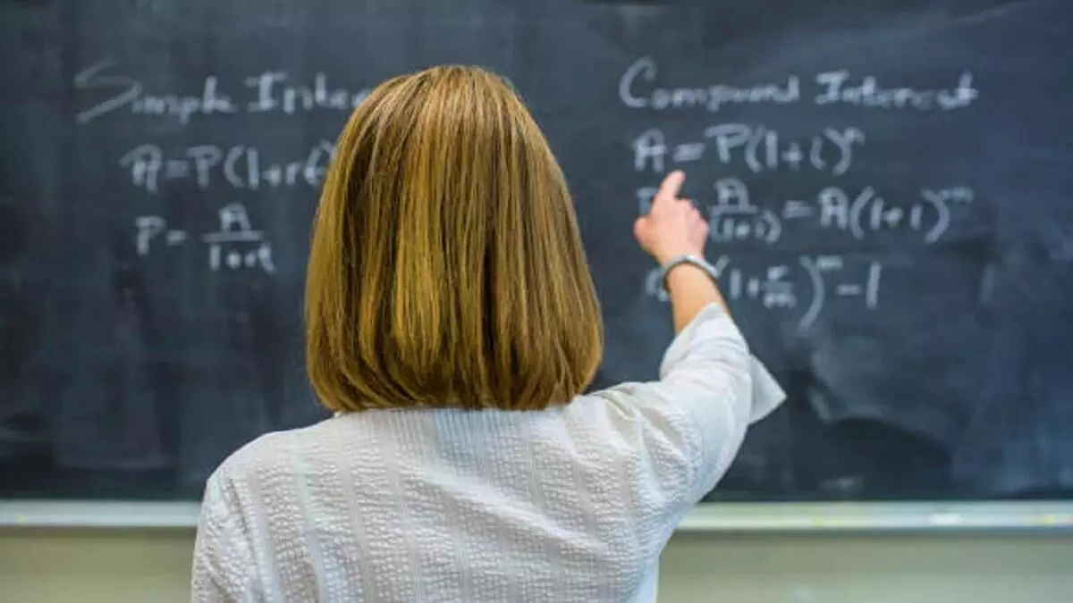 लेडी टीचर ने अपना अश्लील वीडियो किया पोस्ट, छात्रों के देखते ही हुई हैरान.... तुरंत हो गई निलंबित... लेडी टीचर ने अपना अश्लील वीडियो किया पोस्ट, छात्रों के देखते ही हुई हैरान.... तुरंत हो गई निलंबित...