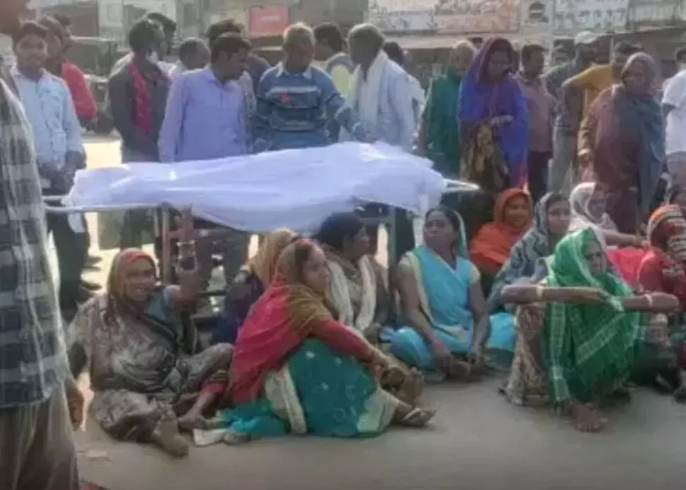 CG-सरपंच की हत्या: बेजा कब्जाधारियों ने पीट-पीट कर सरपंच को मार डाला, भड़के सरपंच संघ ने सड़क पर शव रख किया चक्काजाम CG-सरपंच की हत्या: बेजा कब्जाधारियों ने पीट-पीट कर सरपंच को मार डाला, भड़के सरपंच संघ ने सड़क पर शव रख किया चक्काजाम