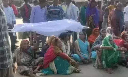 CG-सरपंच की हत्या: बेजा कब्जाधारियों ने पीट-पीट कर सरपंच को मार डाला, भड़के सरपंच संघ ने सड़क पर शव रख किया चक्काजाम