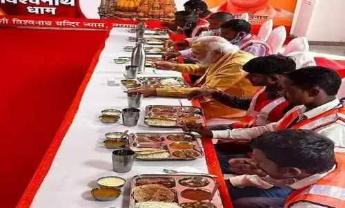 काशी-विश्वनाथ कारिडोर बनाने वाले मजदूरों के साथ पीएम मोदी ने किया भोजन, पुष्पवर्षा की, साथ बैठकर फोटो सेशन कराया