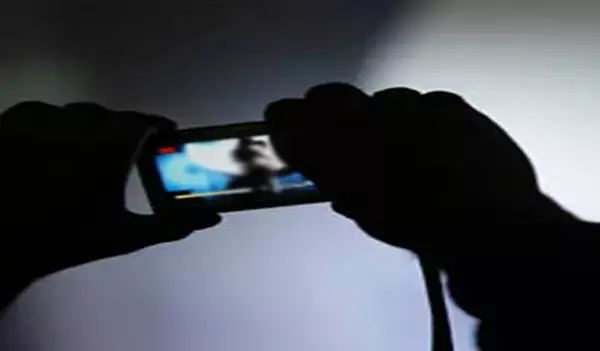 अश्लील वीडियो दिखाकर बलात्कार:13 साल की लड़की से दुष्कर्म कर बनाया वीडियो, परिजनों की शिकायत पर FIR दर्ज