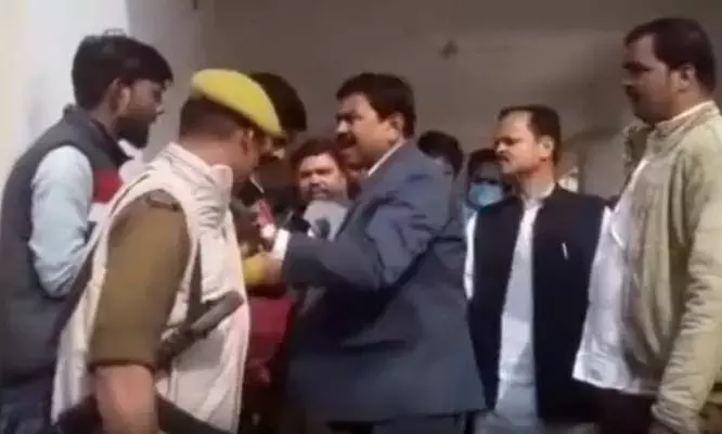 बंद कर बे, $#&*# दिमाग खराब है क्या बे?  शर्म नहीं आती... बीजेपी के गृह राज्य मंत्री अजय मिश्रा ने पत्रकारों को दी गाली- दिल्ली तलब